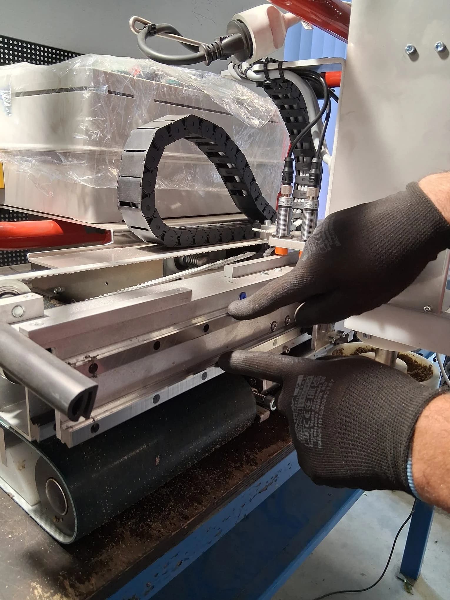 Rail guides on the outer side of the machine