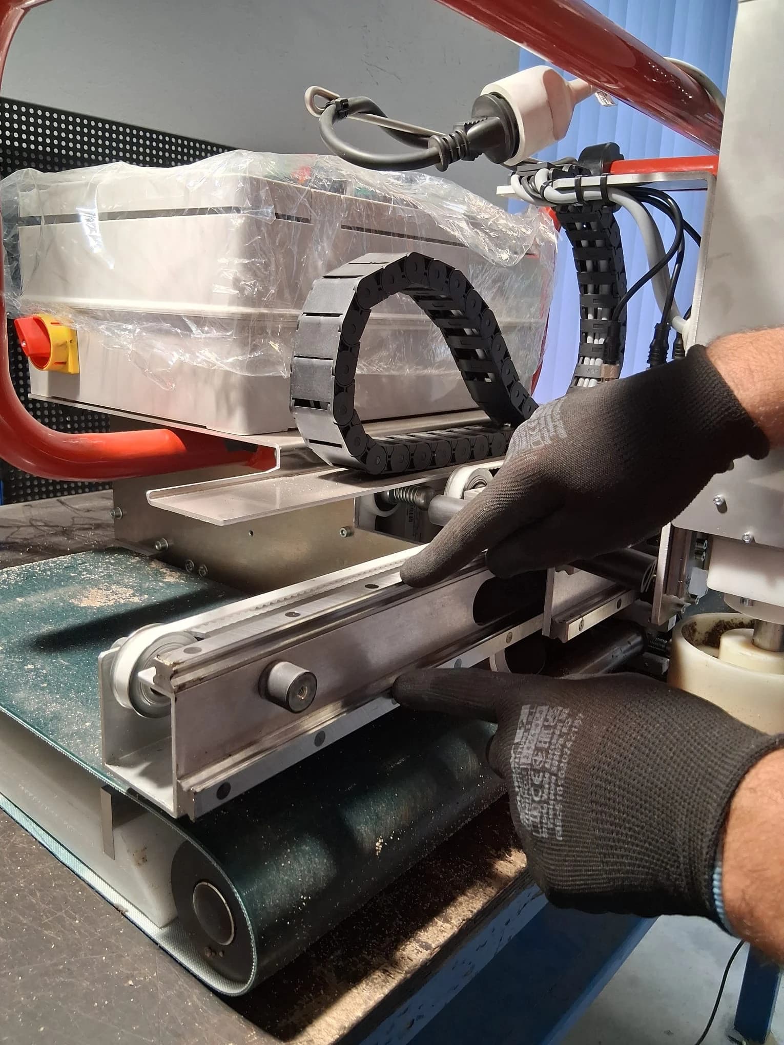 Rail guides on the inner side of the machine