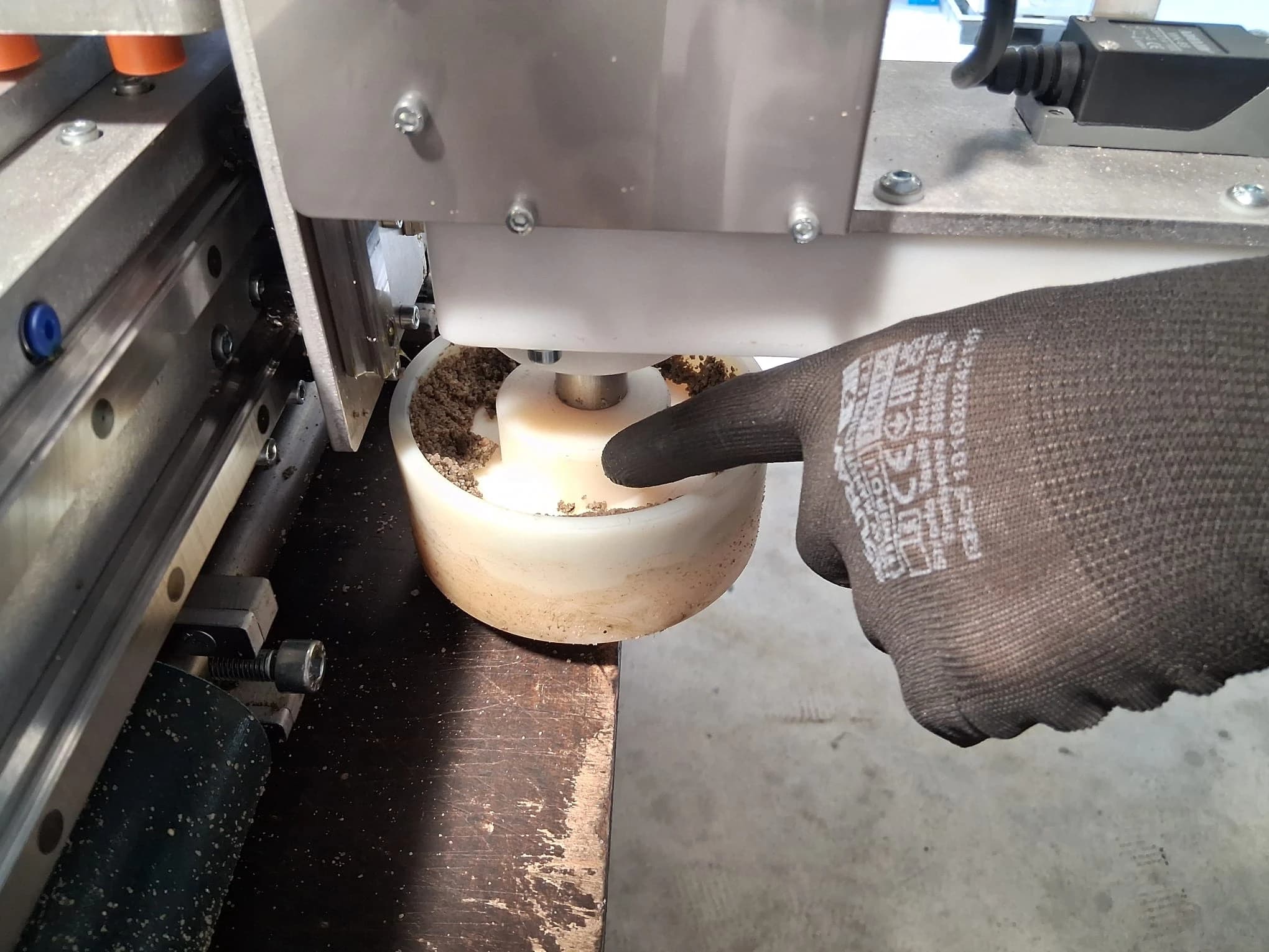 Cleaning the top of the trowelling plates