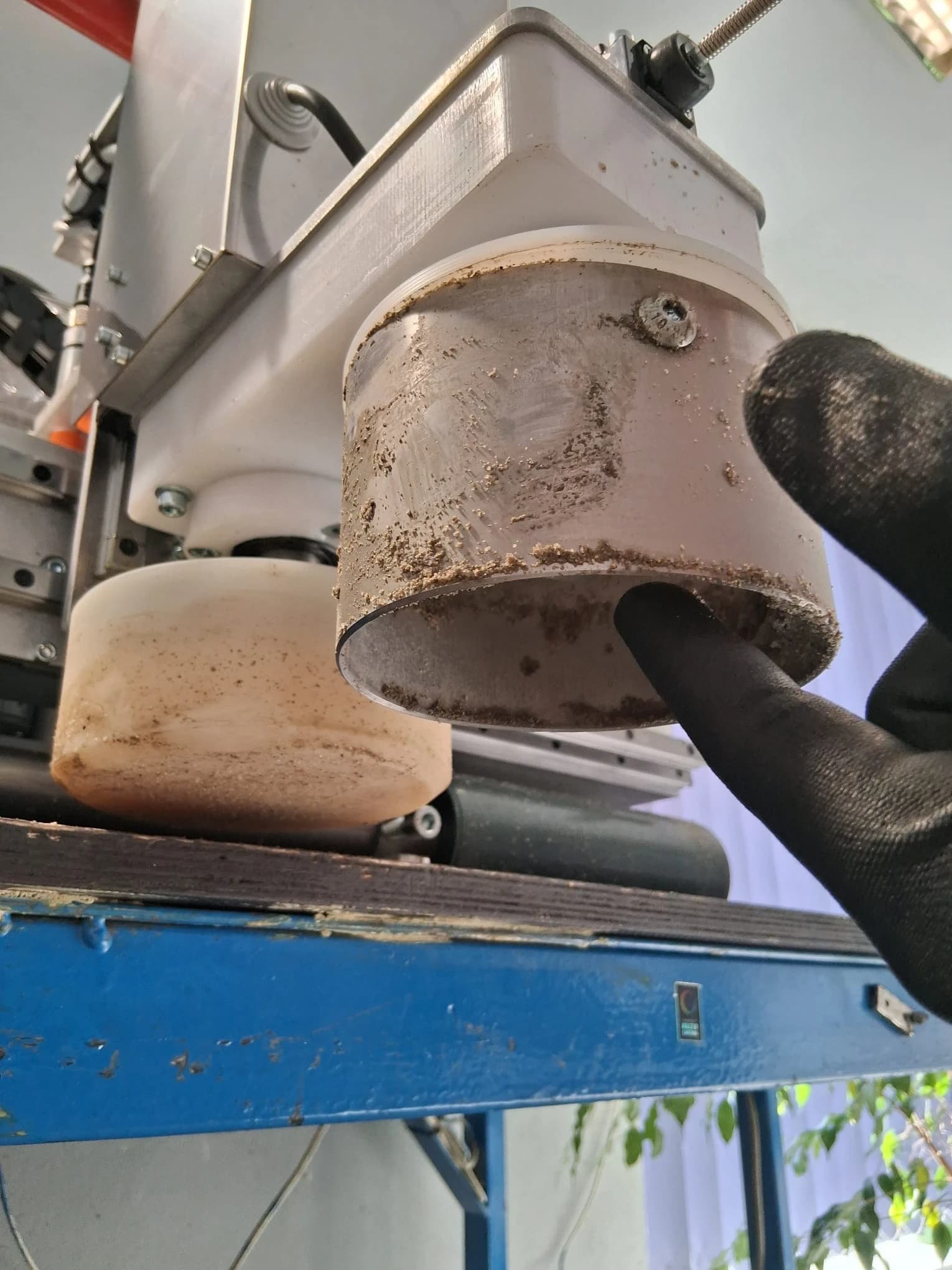 Cleaning the underside of the trowelling plates