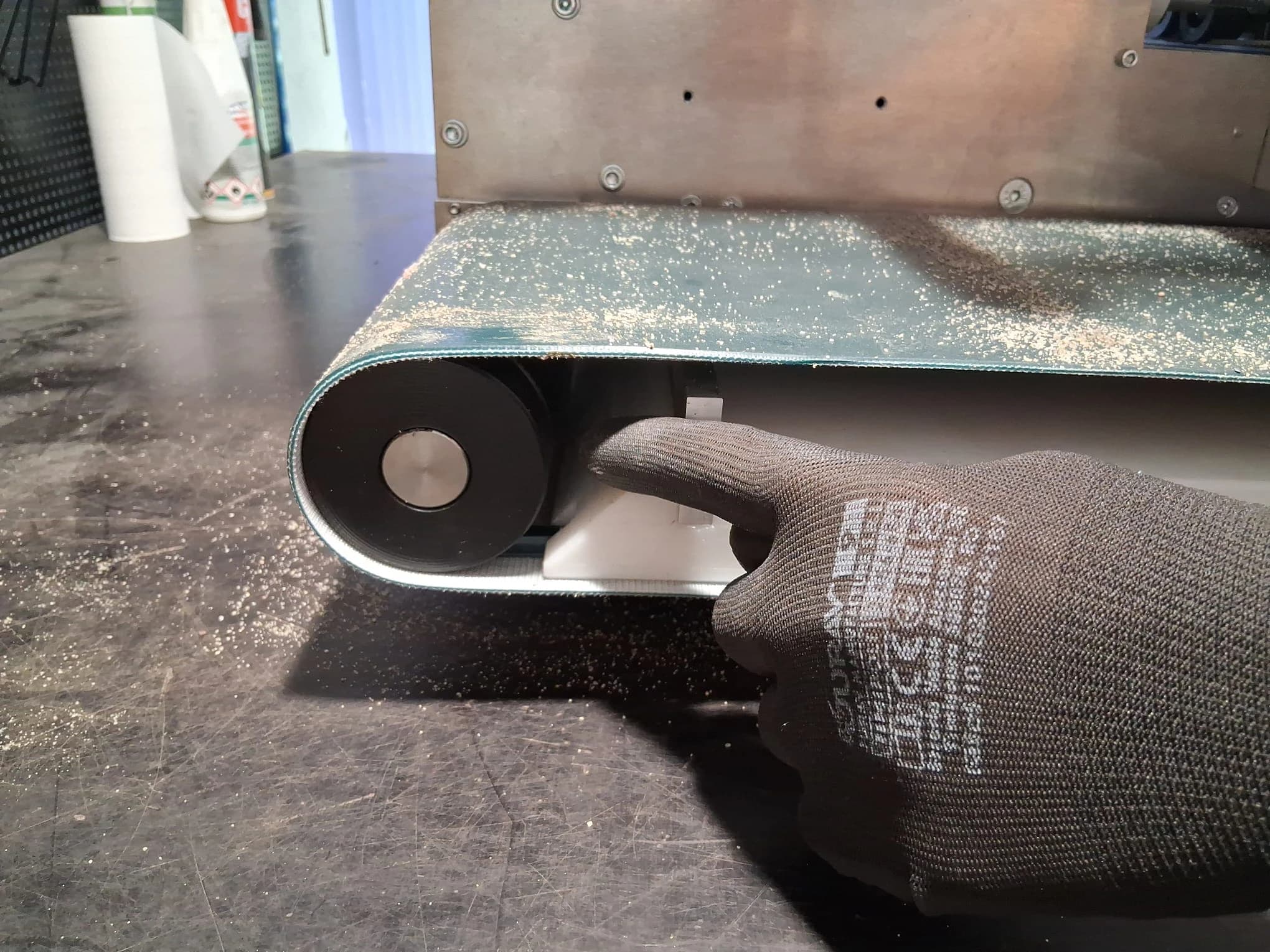 Cleaning the roller drive wheels